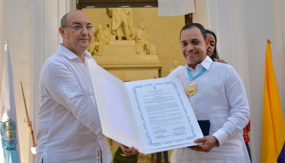 Senador Carlos Mario Farelo recibe la Gran Cruz de Bastidas